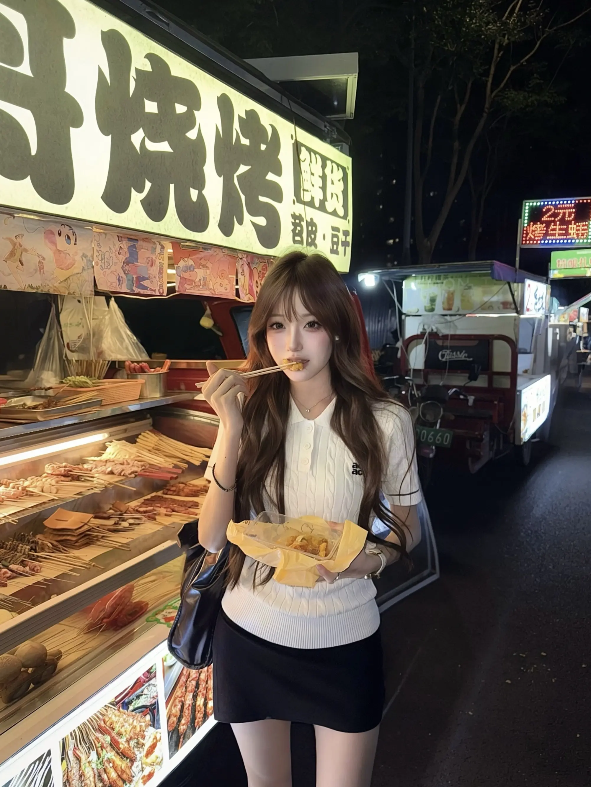 可我不喜欢灯红酒绿的夜 只想和你散步在大街小巷 一起吃路边摊