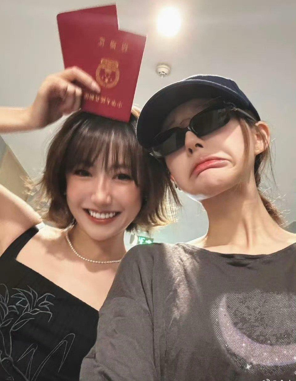 露思昨天是去陪魏笑领证了！新婚快乐 