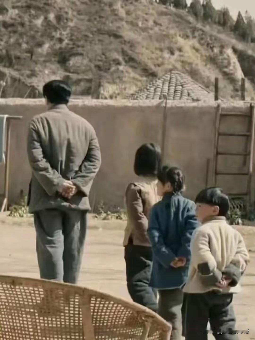 这是一张非常经典的老照片，每次看到这张老照片的时候，都能够感受到老人家平凡的一面