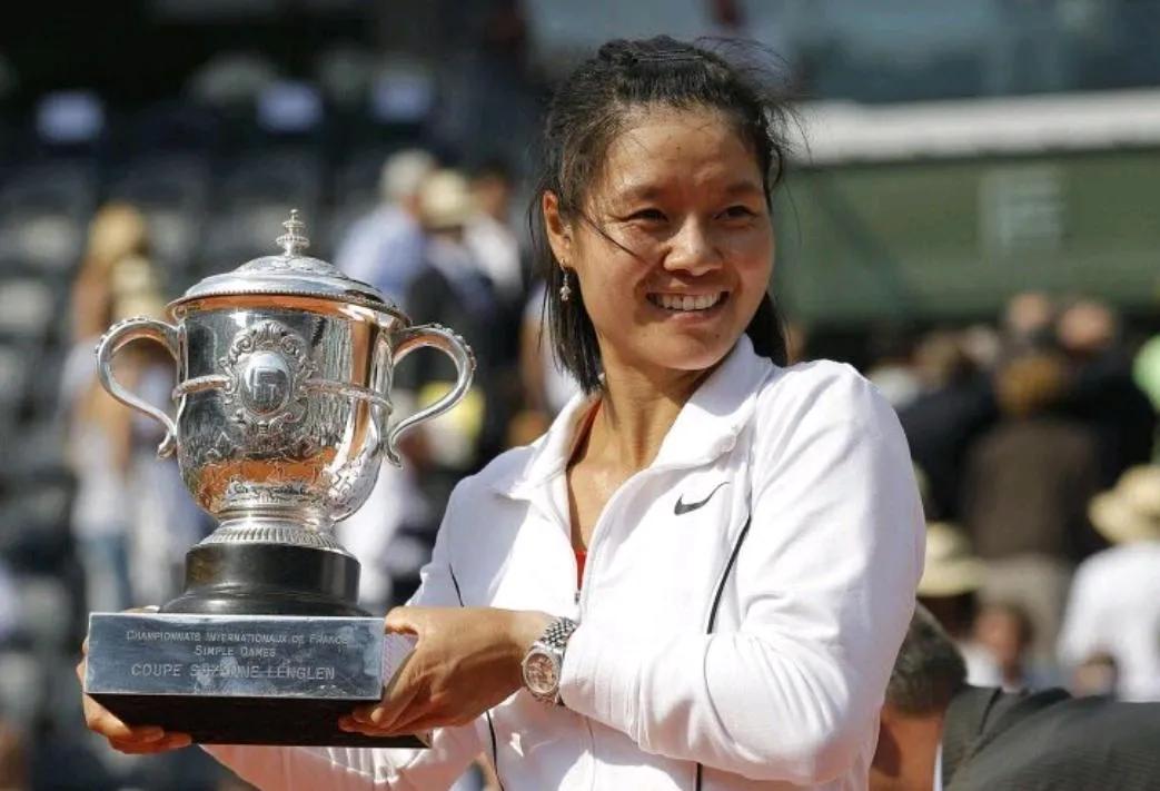 李娜和郑钦文作为我国女子网球不同时期的领军人物，两者有很多相似之处，都颇具个性，