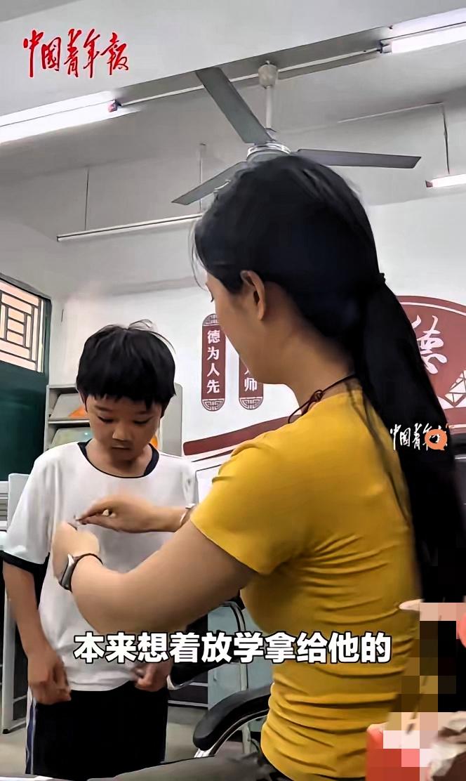 重庆这位老师火了！一件衣服，藏着比母爱更戳心的温柔
 
重庆这位老师也太暖了吧！