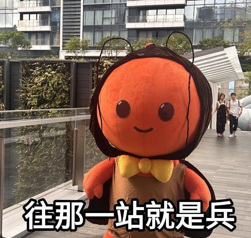 深圳街头惊现“蟑螂侠”！淘主包淘小宝身披蟑螂战衣，大摇大摆打卡，这抽象风拿捏得死