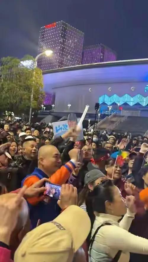 刀郎演唱会的现场，门票抢购的尚未消散，周边商品区便又涌起了热潮。
原本以为抢到门