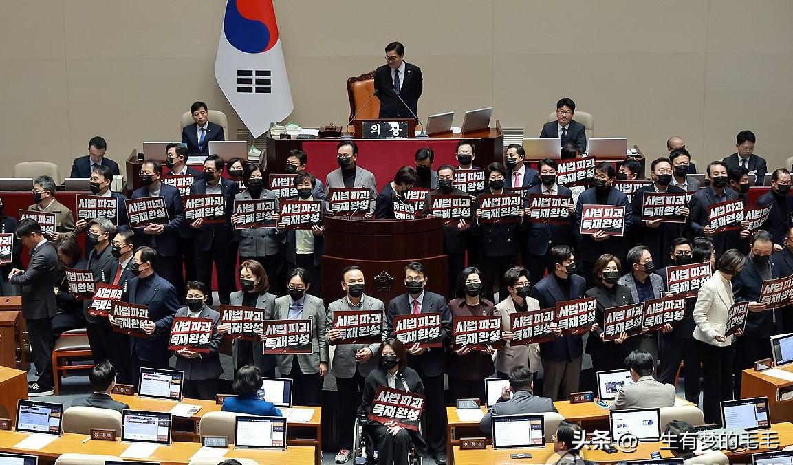 28日，韩国大法官从14名增至26名的法案由共同民主党主导在国会通过，至此民主党