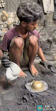 印度匠人用手工制作铜碗

这种普通素面铜碗（纯铜/黄铜，无雕花）：在当地售价大概