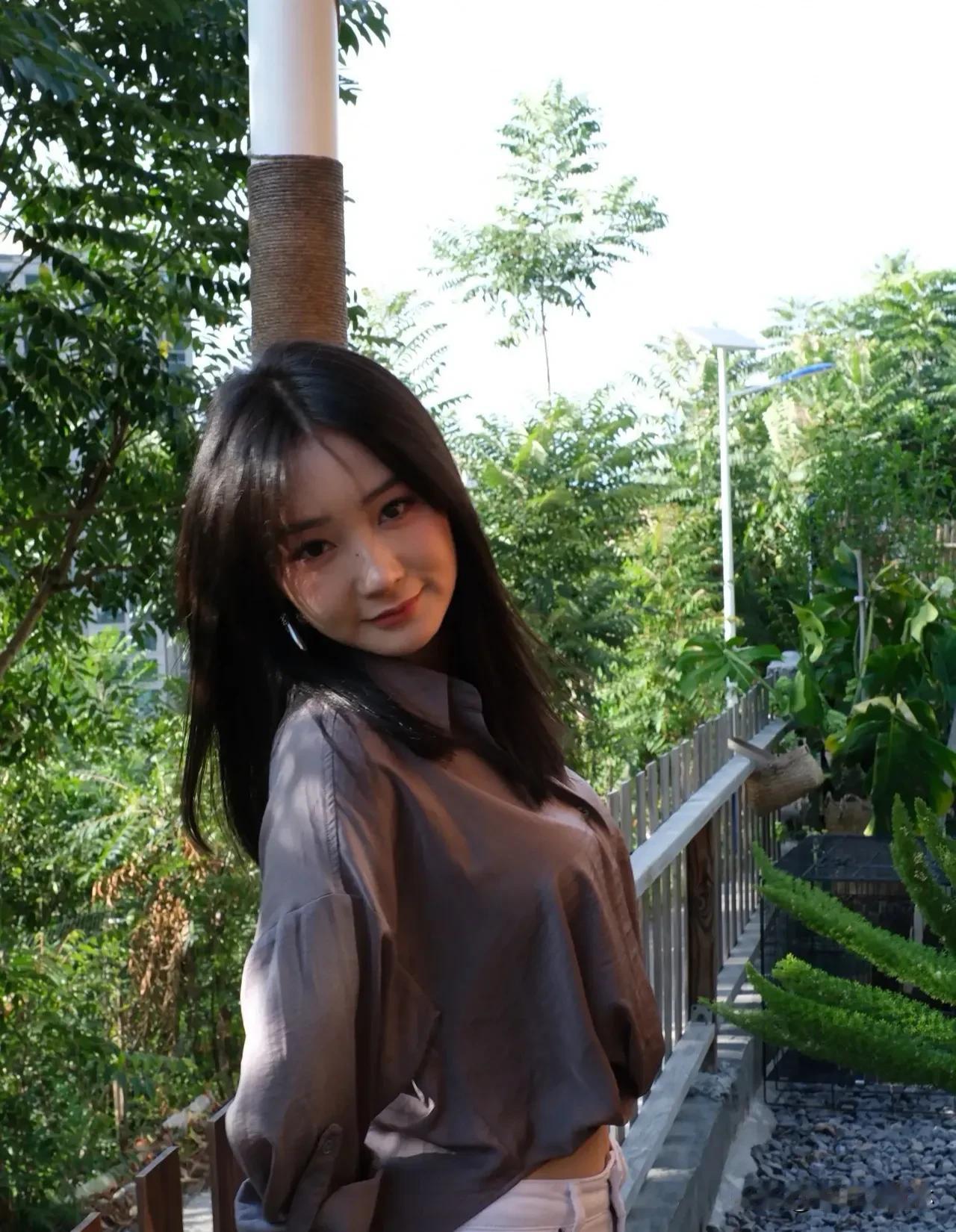 清晨山间，空气清甜如蜜，  
每一口都洗涤心灵。  
女孩轻闭双眼，静享自然馈赠
