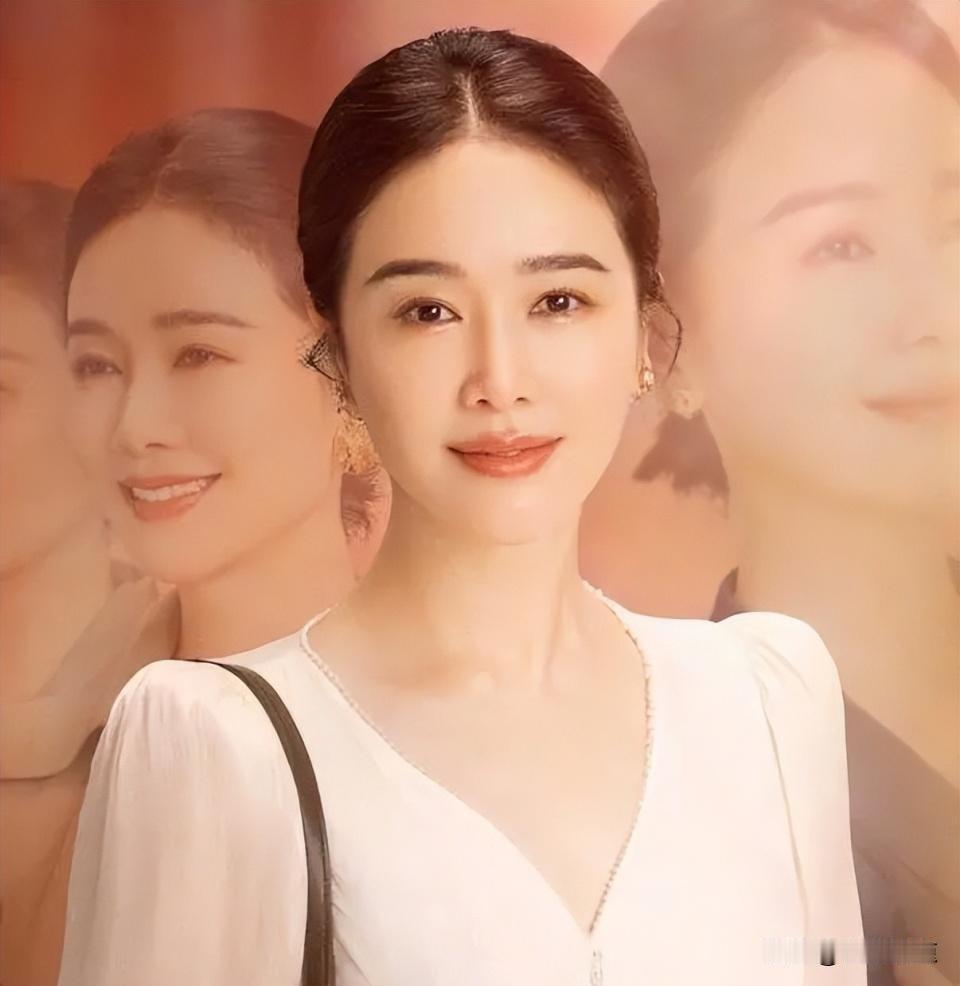 48岁状态像二十岁，曾被骂靠男人上位，如今她凭什么翻身？
左小青最近又被刷屏了。