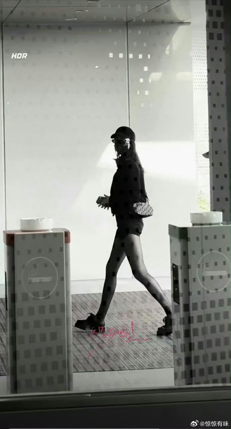 迪丽热巴谁懂啊！好长的腿！也太美了吧嘿嘿嘿，这状态真的好到离谱，越看越喜欢！ 