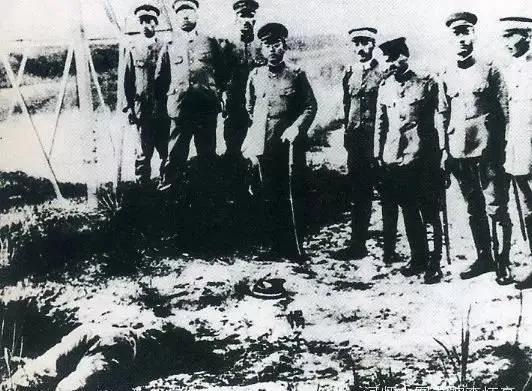 日本关东军为了制造假现场，把事先抓来的中国百姓装扮成中国军队士兵，枪杀...