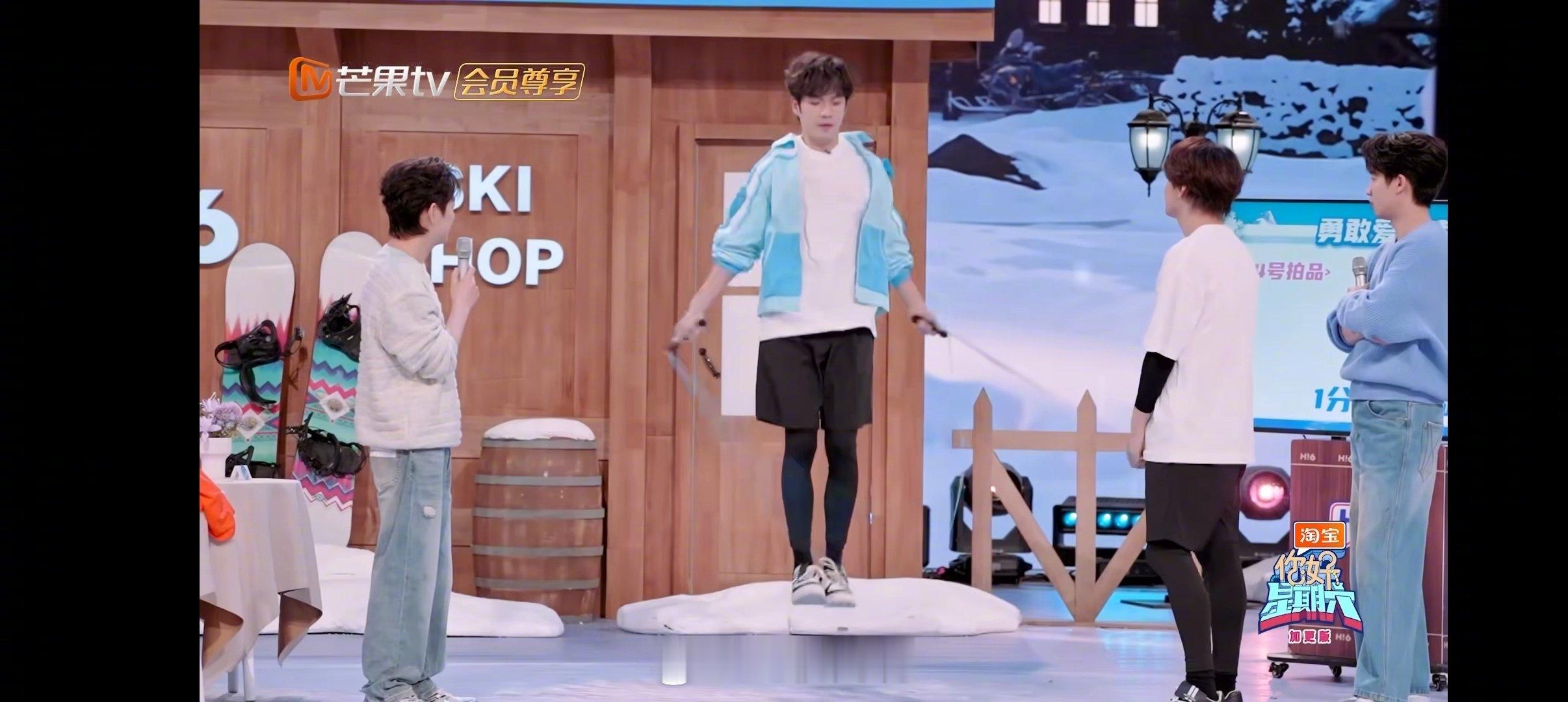 张颜齐不语只一味秀跳绳张颜齐跳绳嘻嘻秒变不嘻嘻  单人跳绳达人张颜齐，双人跳却笑