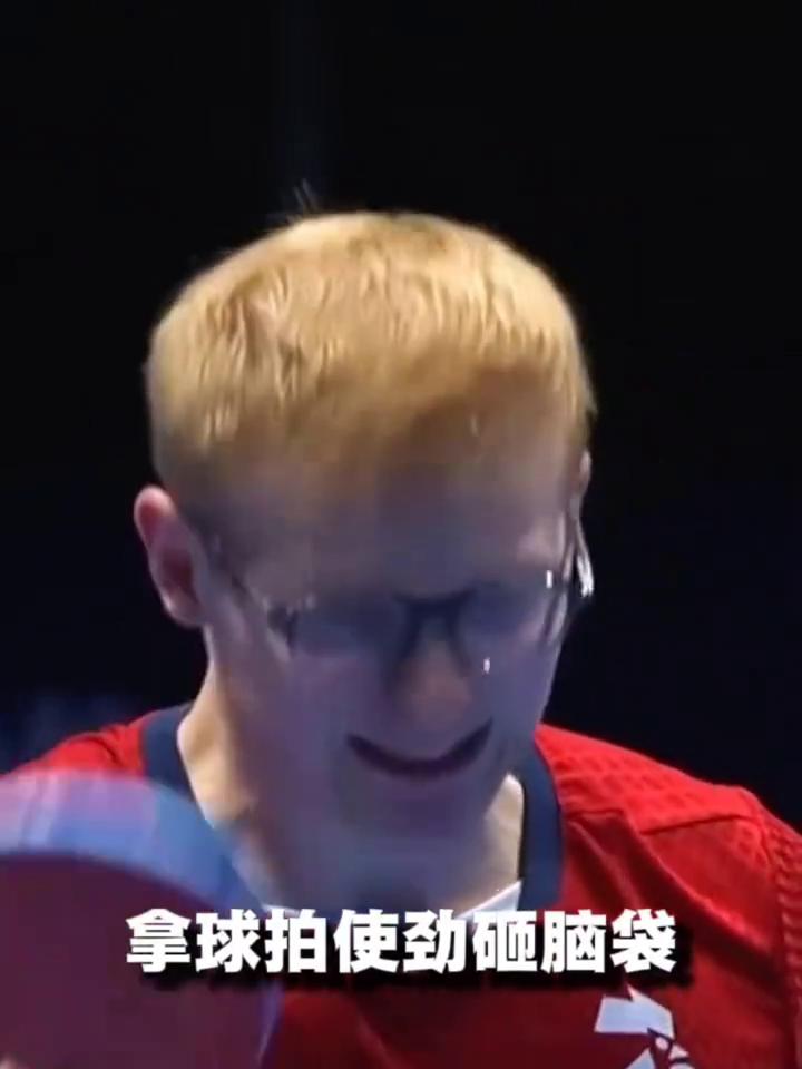 小布暴躁起来还挺可爱，被王楚钦打的暴跳如雷，拿球拍使劲砸脑袋。小布太想要了，但对
