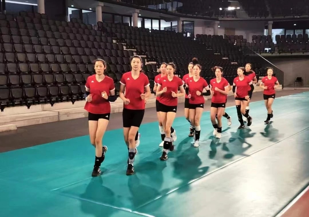 中国女排巴黎开练，加油[加油][加油]#奥运会##中国女排##排球# ​​​