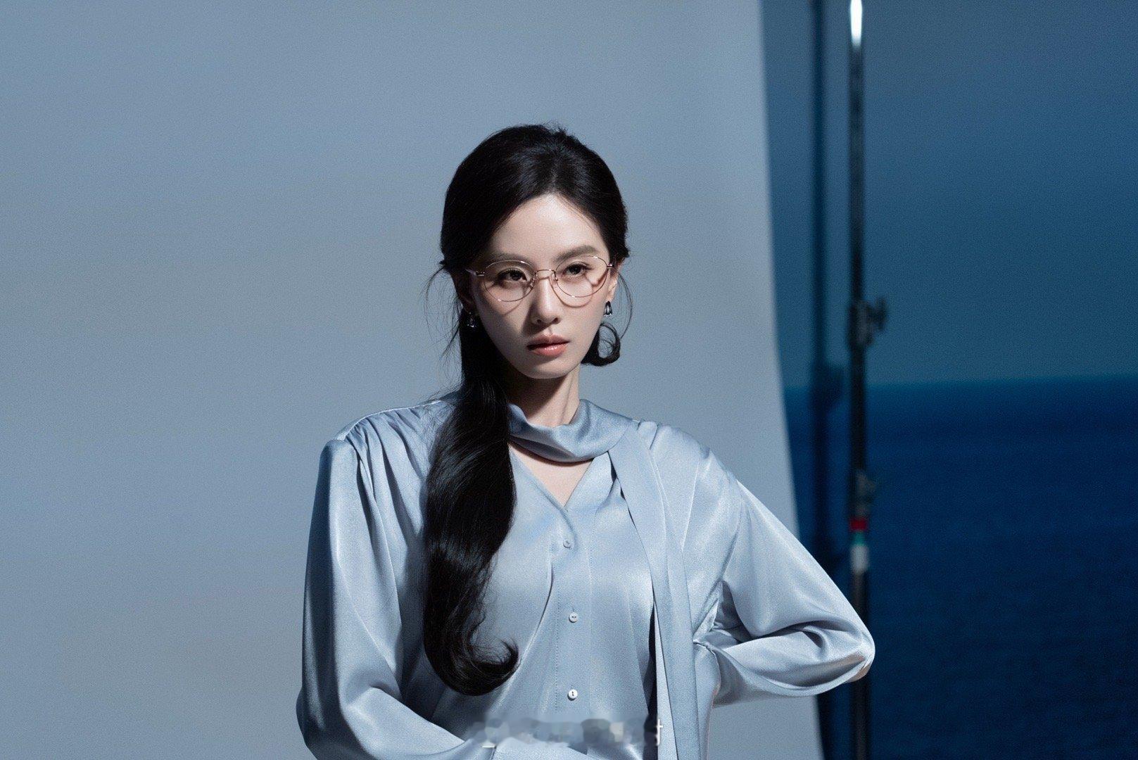 刘诗诗眼镜都带上了😏 