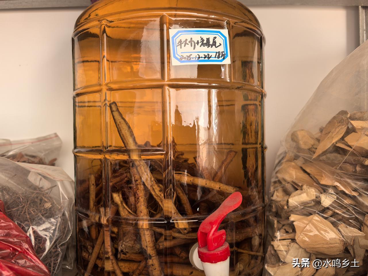 野生牛大力泡出来的酒就是淡黄色的，泡的时间越久，酒的颜色越清。
根和薯泡出来的酒