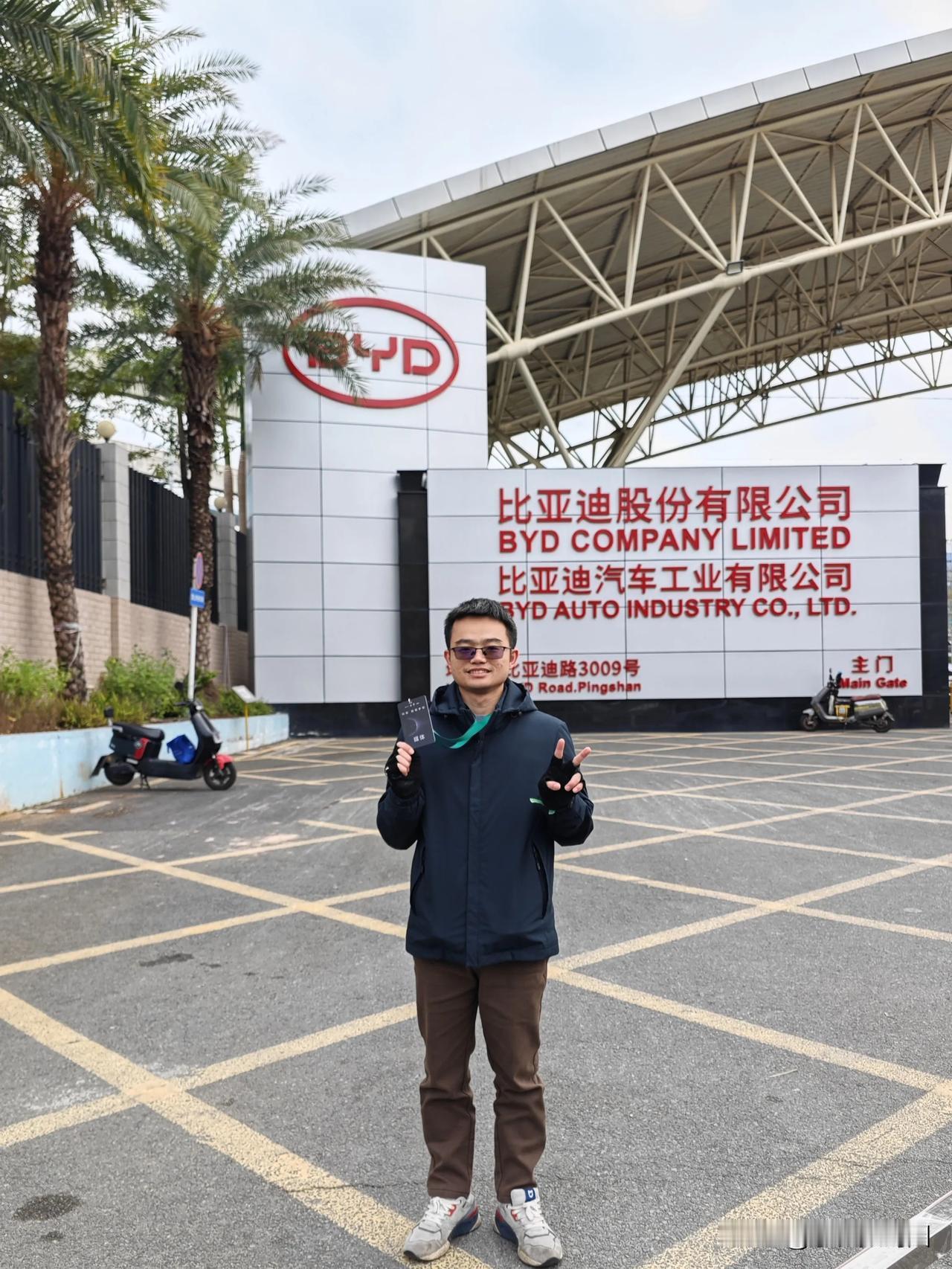 来比亚迪总部体验智能化了，我开着仰望U8跟易四方比侧方位停车，被虐得好惨，它能后