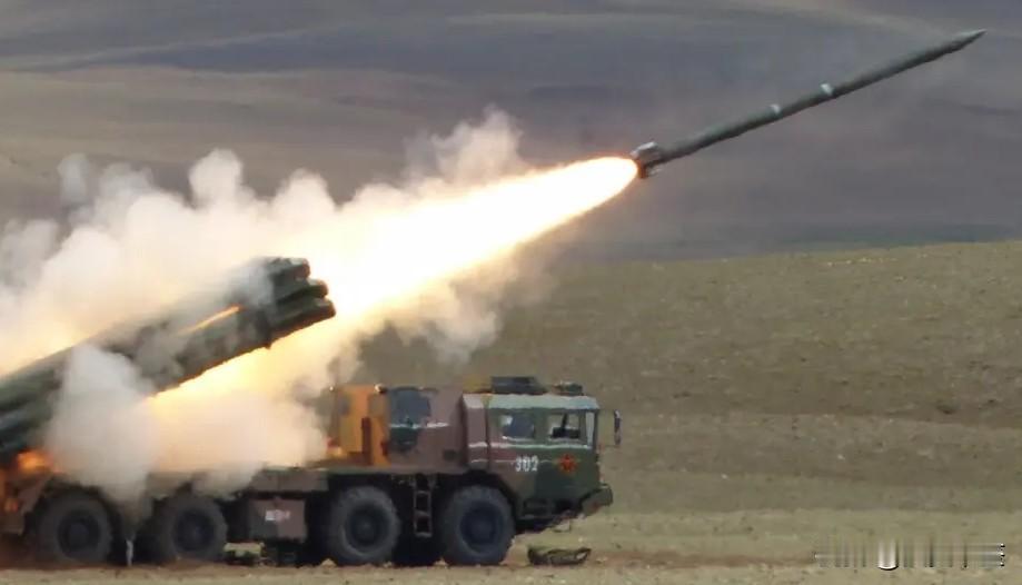 解放军远程箱式火箭炮有什么优势？首先是精度很高，采用北斗导航+惯性制导双重保障，