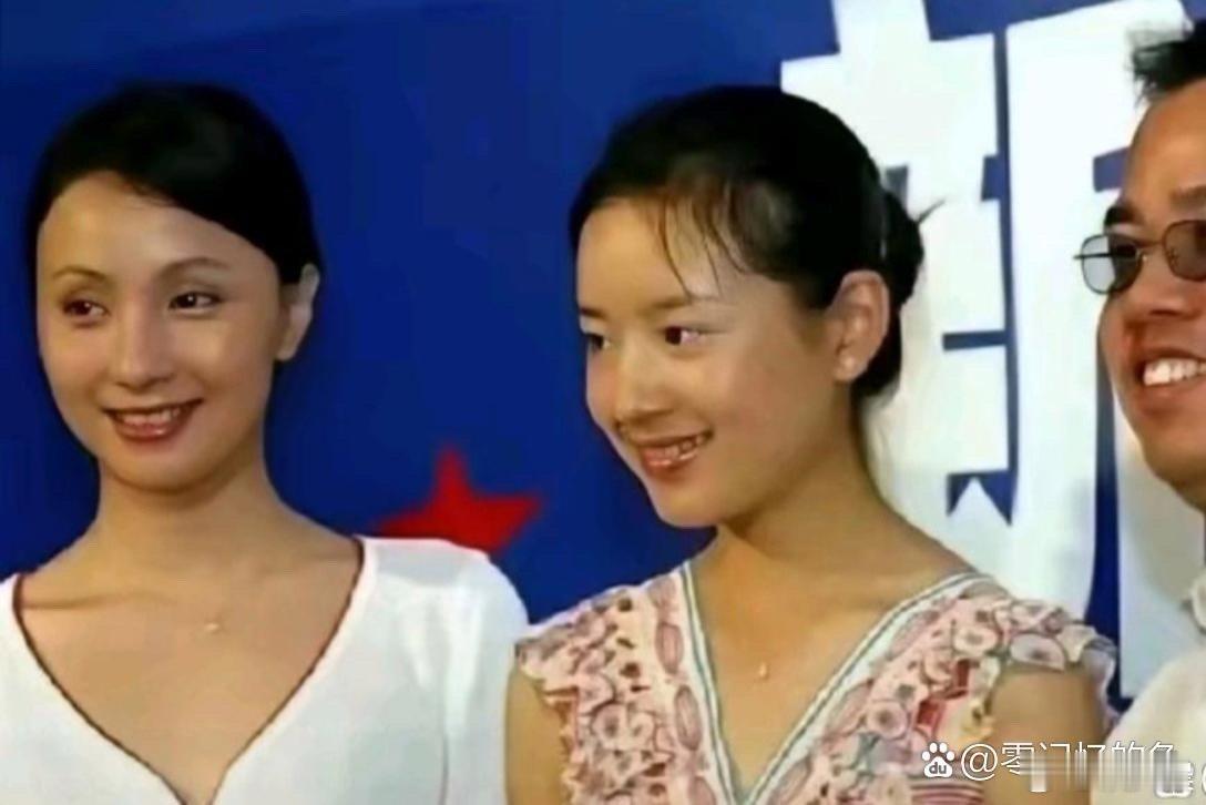 董洁刚出道时也太嫩了吧！一脸青涩稚嫩，眼神清澈又纯粹，满满的胶原蛋白藏不住～ 