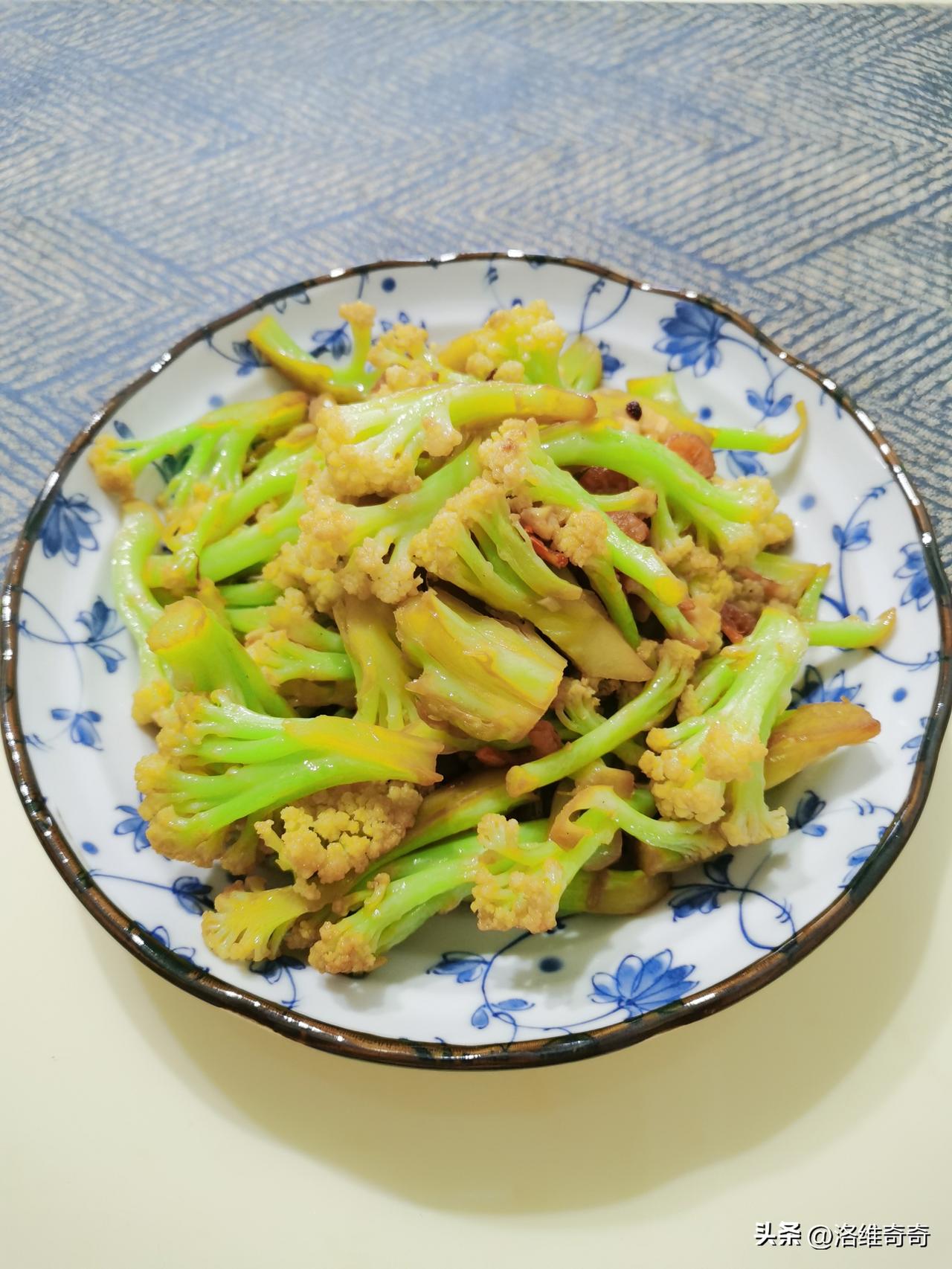 在宿舍问室友饭好吃吗，
他说："能吃饱就行，要求别太高。"[尬笑]