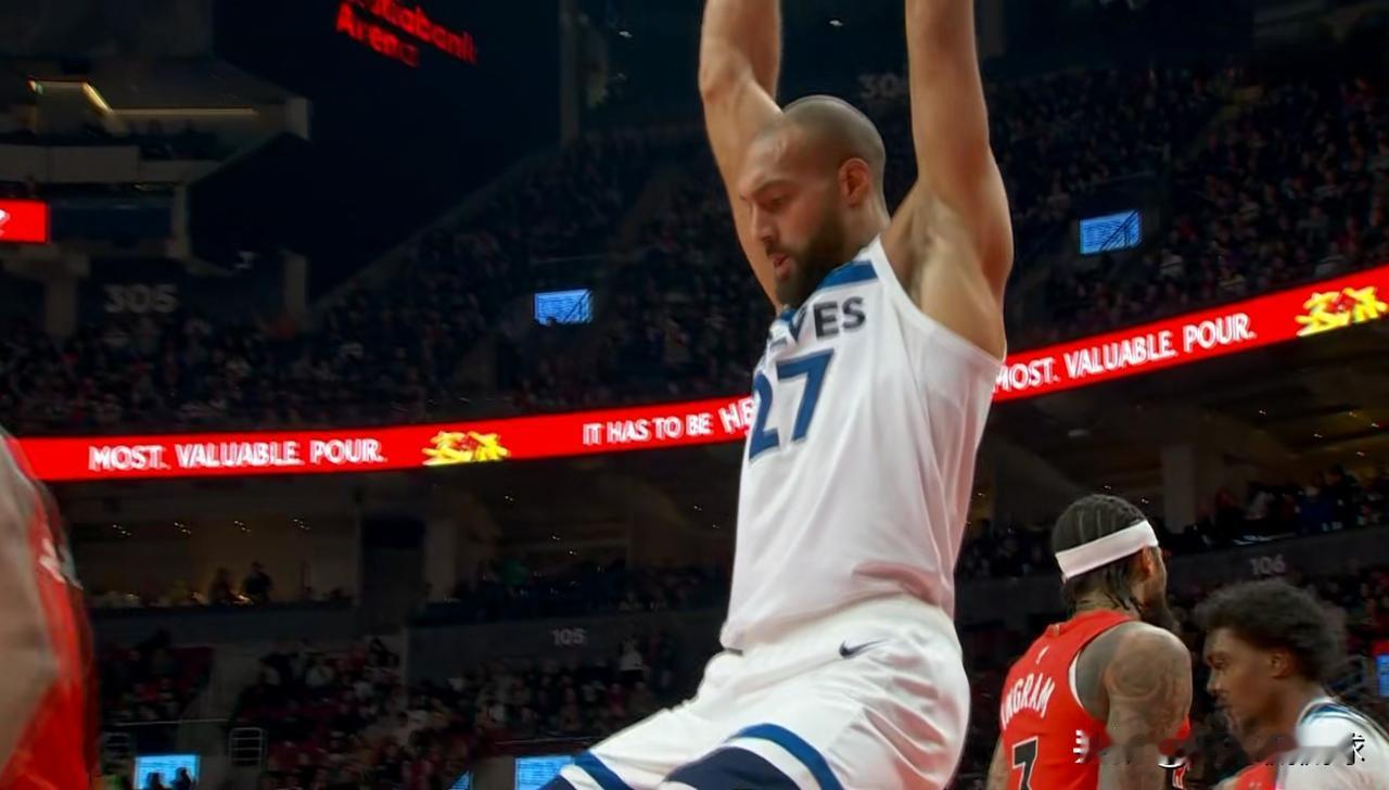 森林狼当家中锋戈贝尔真是毫无进攻欲望！在今天森林狼客场以128：126击败猛龙的