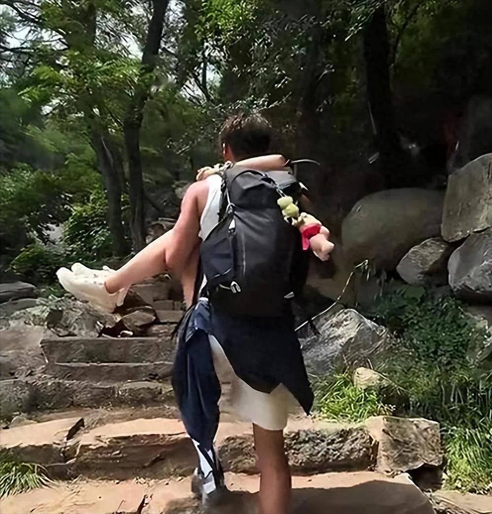 泰山陪爬还是陪“睡”？牵手加钱公主抱另算，这山爬得太辣眼

泰山陪爬原本是便民服