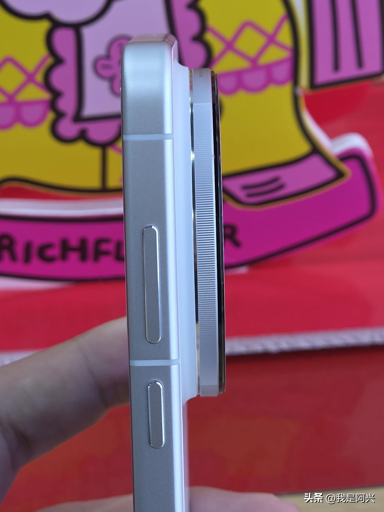 看一下vivo X300 Ultra的的细节，Deco底部增加了火山口过渡，中框