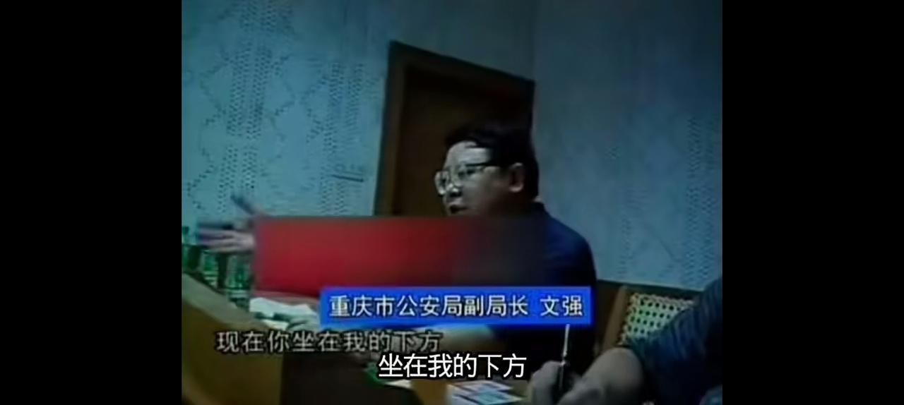 被审判的男人叫张君，君子的君。他死的时候曾经说过一句话，“今天我死的心服口服！”