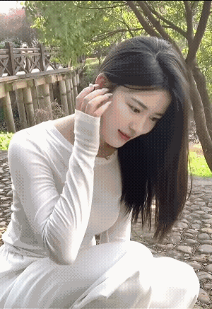 明人不说暗话，皆有可能，不少人已喜欢上了这个妞。
此时此刻，背景(风景)都不是很