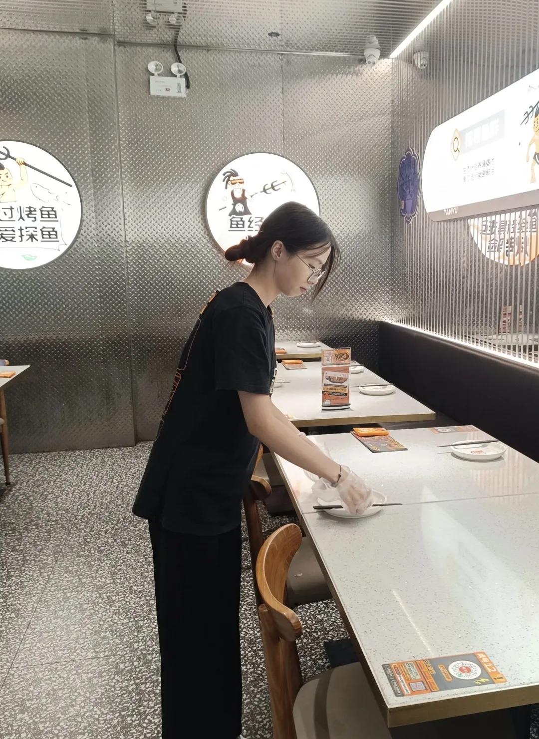 越来越多高学历人群，成为社会底层，一个餐厅老板这样说：
1，我家餐厅以前招过几个