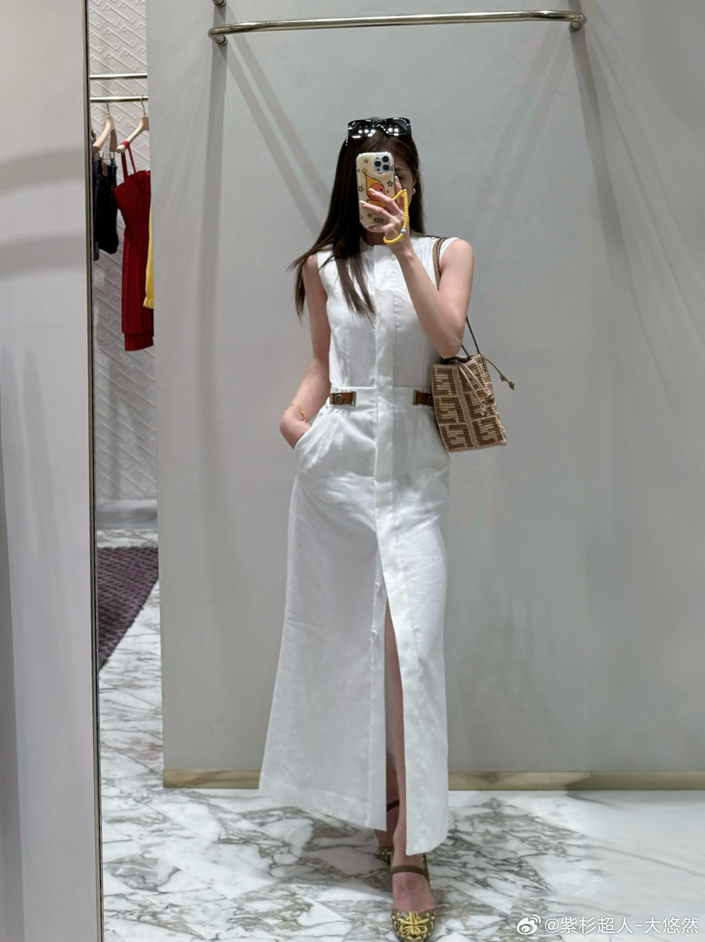 FENDI 白月光连衣裙，采用天然亚麻，透气舒适 无袖+立领+单排扣设计，极简优