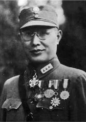 何应钦和冈村宁次是同学，受降典礼前一夜，何应钦专门找人带话，提醒冈村宁次在仪式上