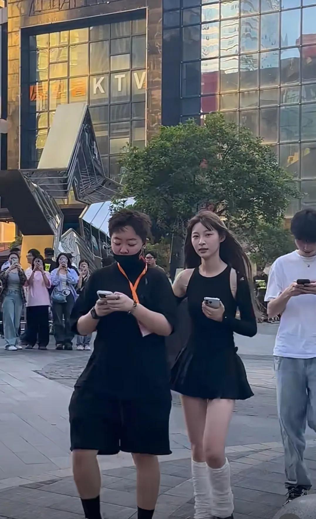 杭州偶遇痞幼
现实生活中痞幼的颜值还是挺高的
身材是真的不错
一双大长腿很吸睛
