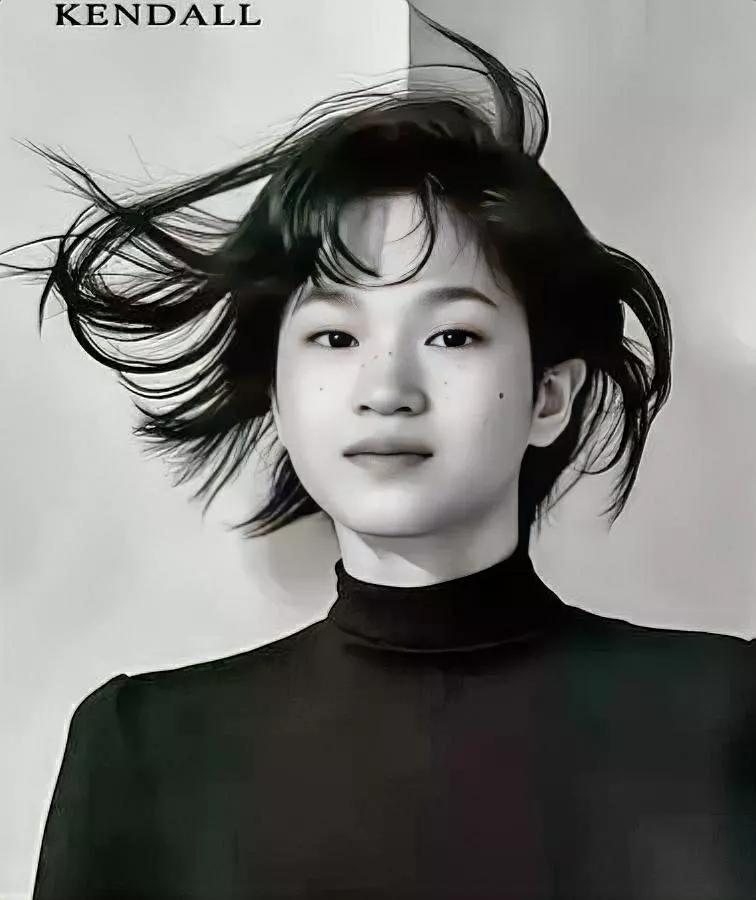 全红婵又搞大事了！

不是比赛——

是冲上了泰国顶流时尚刊《HOWE》！

谁