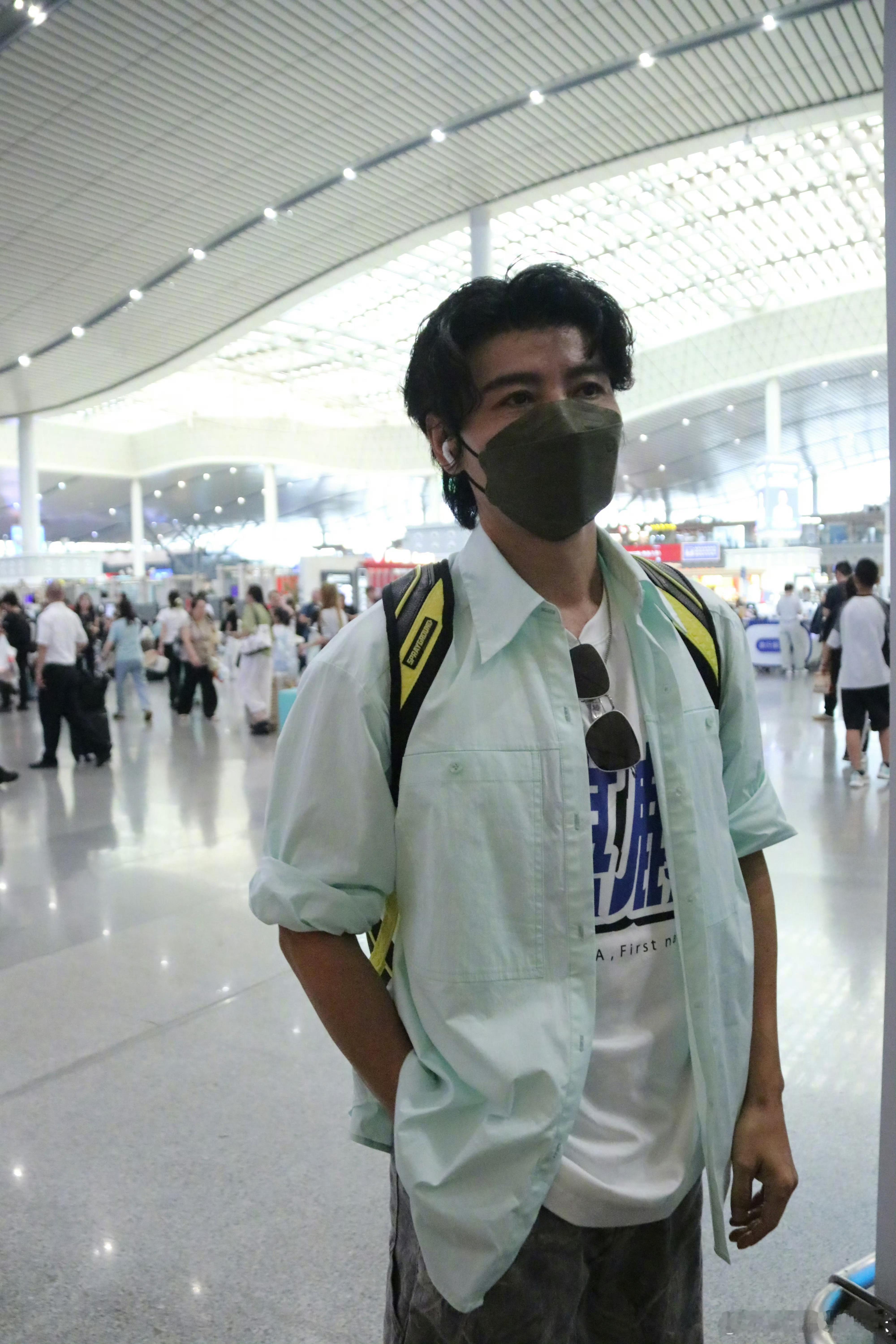 张晋李承铉胡夏都穿了早安送的衣服 早安这波社交天花板了！给三位前辈送衣服，是提前