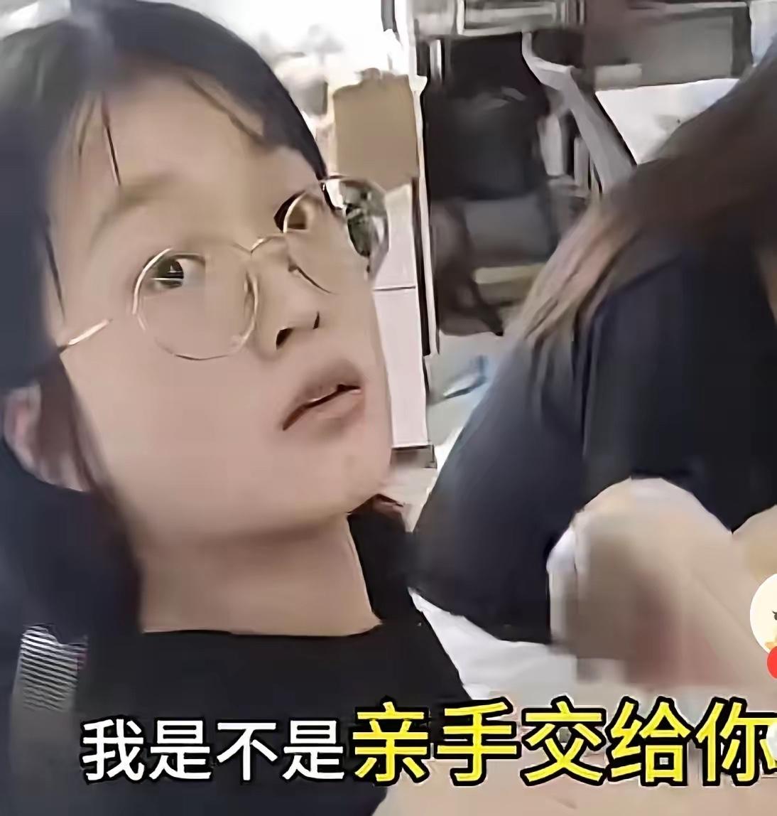 全网炸锅！杭州女子吃完外卖反手白嫖差评，2000万网友怒议

这女孩这回彻底火了