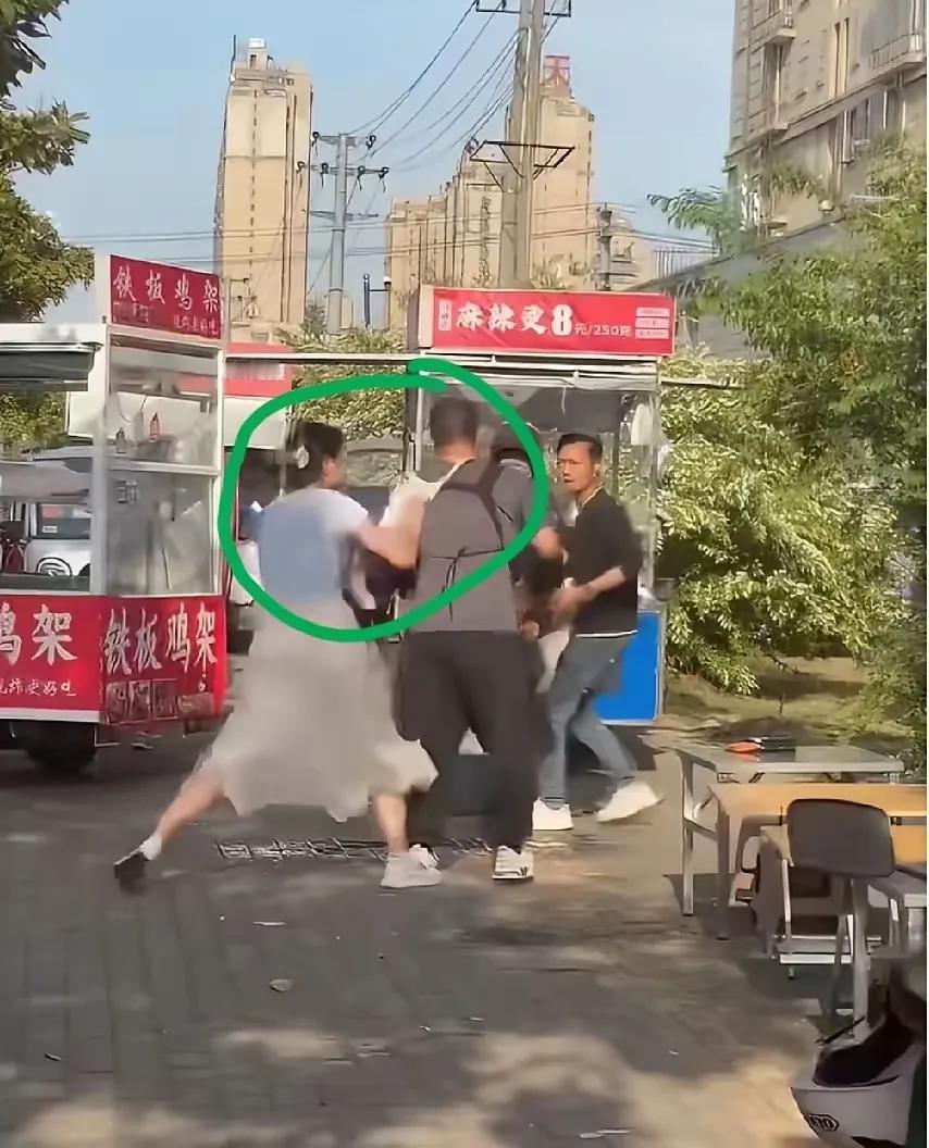 奇葩！两档主抢摊位吵架，夫妻档档主丈夫泼油，27岁妻子脱内裤往对方头上套！202