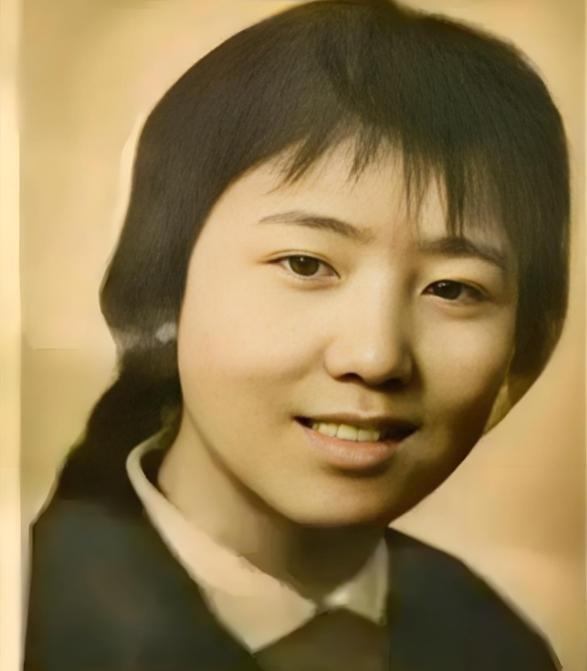 1972年，泥瓦匠张复生娶了城里的女知青，晚上睡觉他发现妻子的腰变粗了。他以为妻