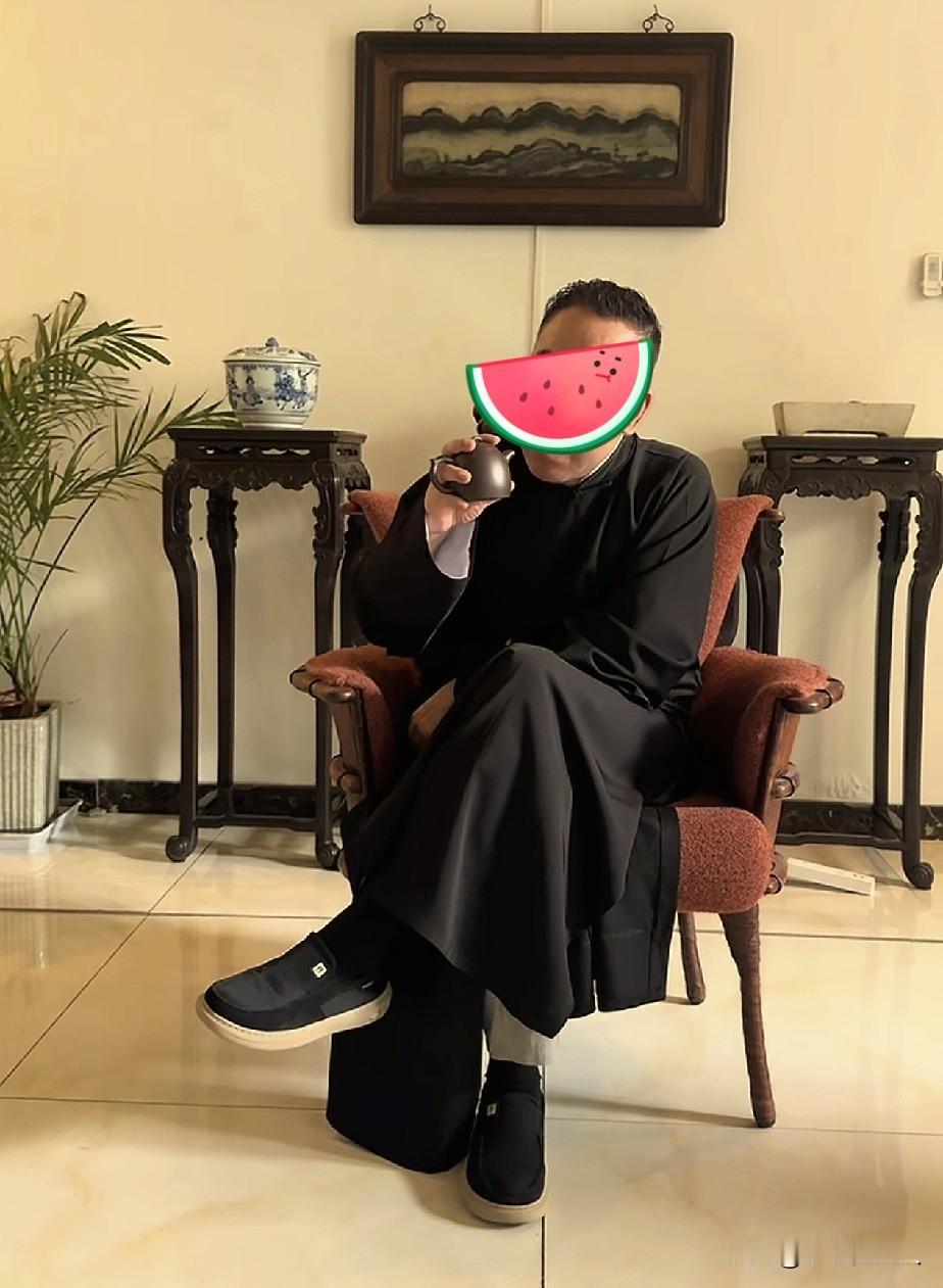 杨议，流下了“伤心”的泪水。

郭德纲被调查后，杨议虽然很开心，但是做的有点过了