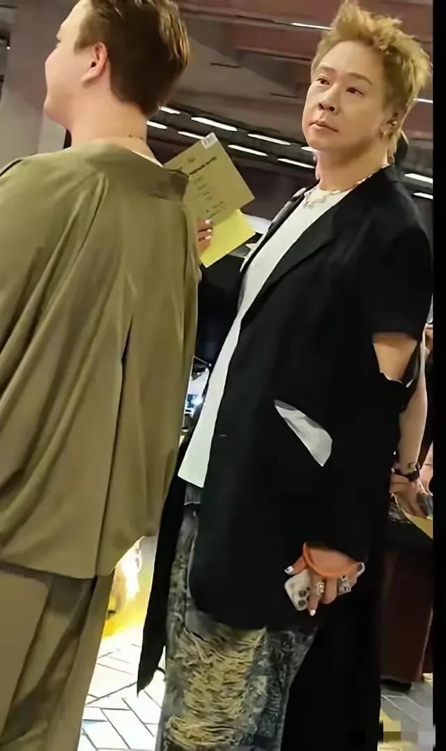 还记得志云饭局的陈志云吗？他如今现身“大变身”，装备众多像极了爱美的大姨：耳环、