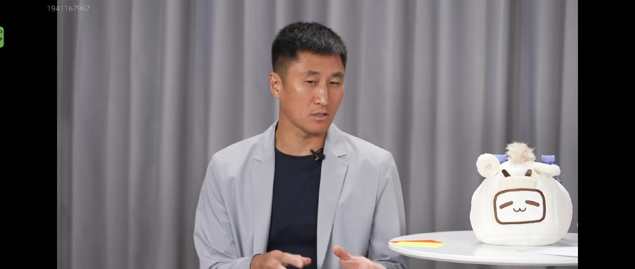 作为国内现役裁判第一人！马宁本身还是挺有话题性的！不要总盯着某位少爷看，马宁还是
