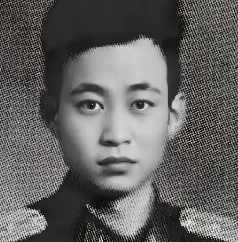 1953年秋天，哈尔滨军事工程学院开学没多久，校园里就悄悄传开了一件事：有个学员
