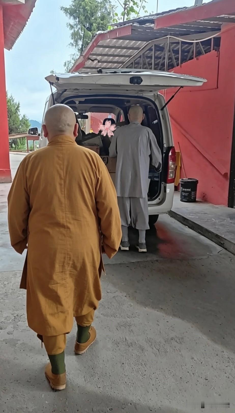 同志们，想用一个词形容黄衣人，是心宽体胖呢，还是肥头大耳？