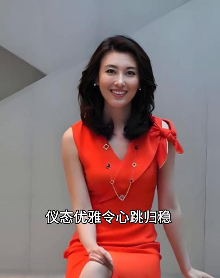 李红面若春晓，浅笑嫣然气质动人。恍若月影移过湖面，波光流转笑容足以化开愁绪。仪态