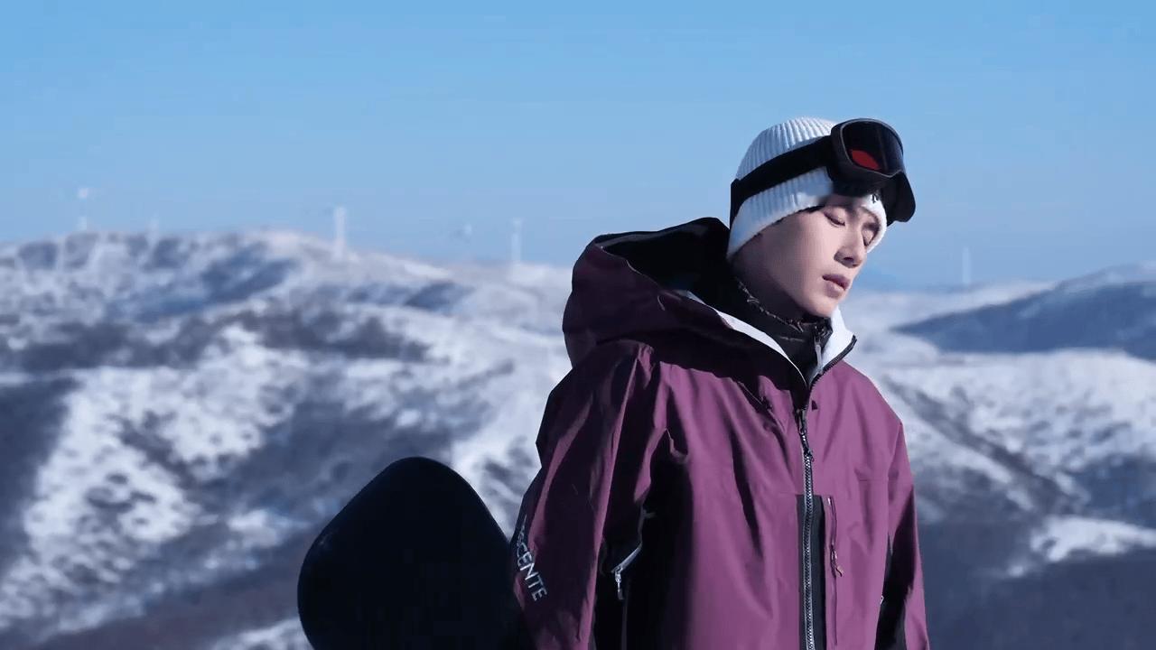 雪地里的胡一天  雪地里的胡一天，就像是冬日里的阳光，温暖而耀眼。即使是在零下十