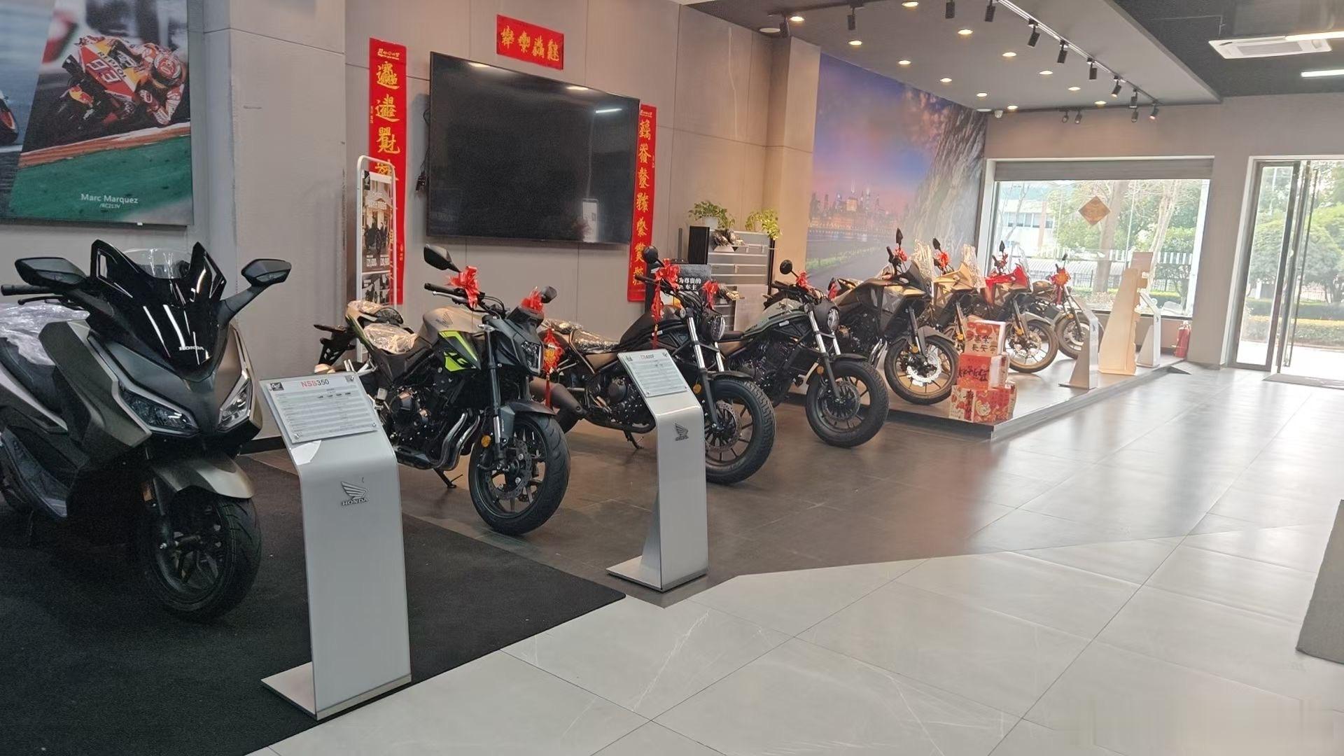 想买台巡航骑骑，这小红花一系，感觉有点80年代用摩托当婚车的场景了哈哈哈 