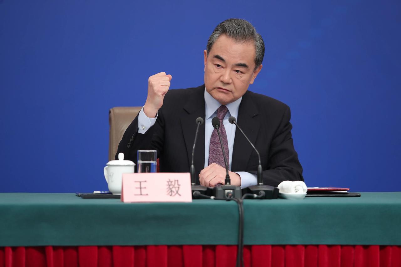 巴拿马公开喊话中国，主动求见王毅外长，这事来得突然，却一点都不意外。 
 
当地