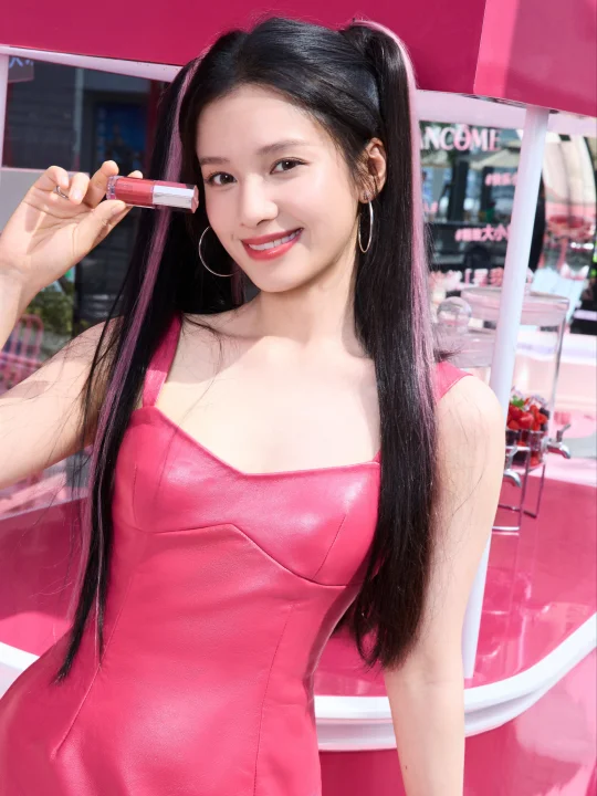 张婧仪 出镜兰蔻爆汁水润一整夏活动造型