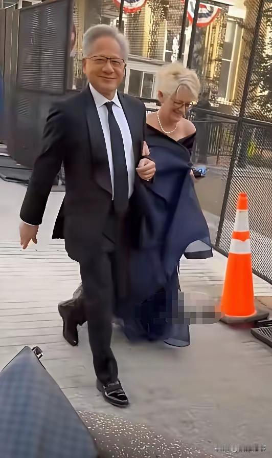 富豪黄仁勋携妻子洛莉盛装出席，嫁对了人真是幸福。镜头下，黄仁勋一身剪裁得体的黑色