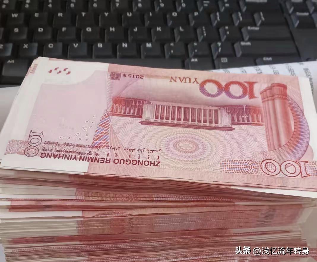 昨天跟一个朋友聊天，他给我看他的闲鱼后台。一个月，净赚八千多。我问他卖什么，他说