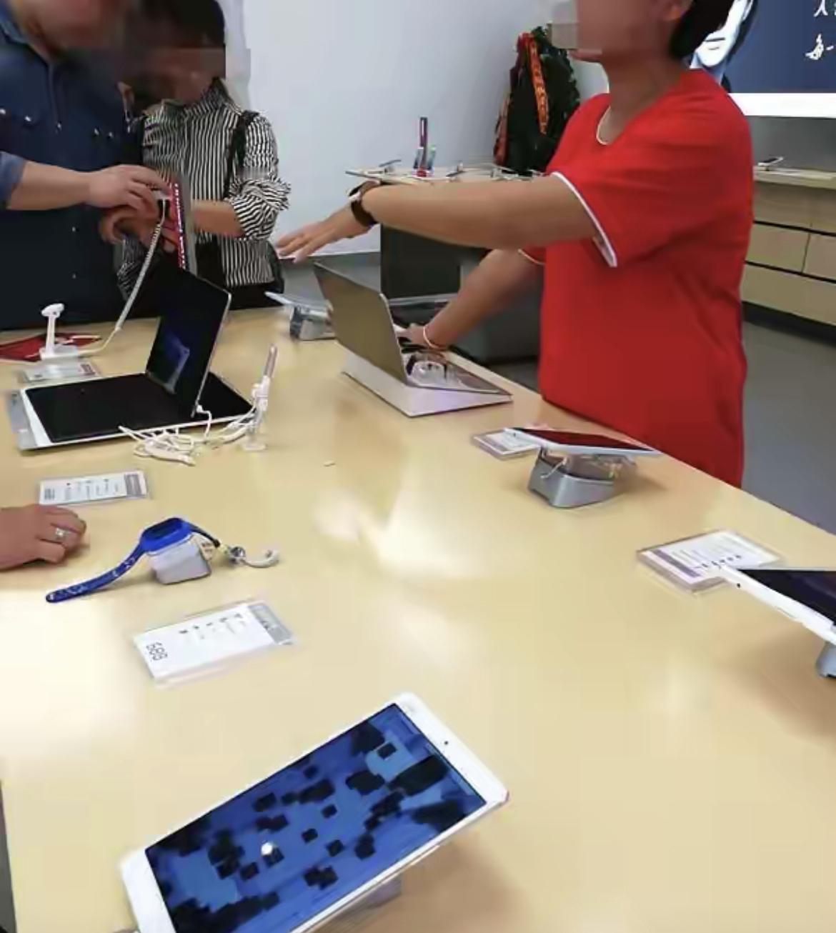 江西南昌，男子花12298元买了一部华为手机，使用一年后，手机出现卡顿、死机、暗