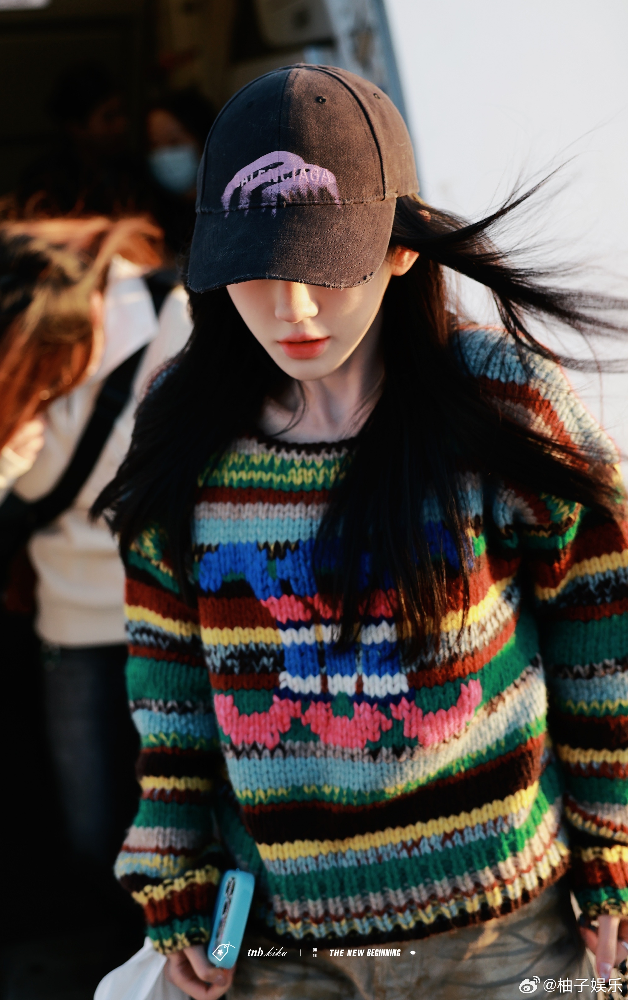 鞠婧祎已到达北京，夕阳打在脸上好美啊，连发丝都在发光的小鞠，期待月鳞绮纪追剧团活